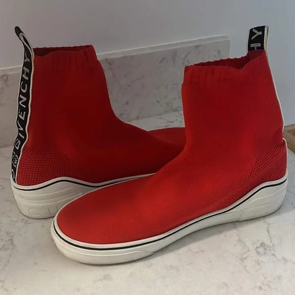 Givenchy - Picture 1 of 4